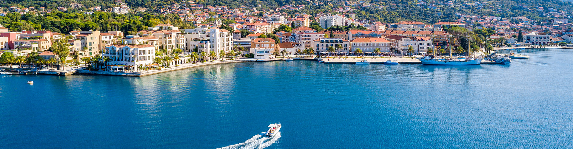 Kıyı şeridinde yer alan Akdeniz kasabası ve marinada gezen tekneler.
