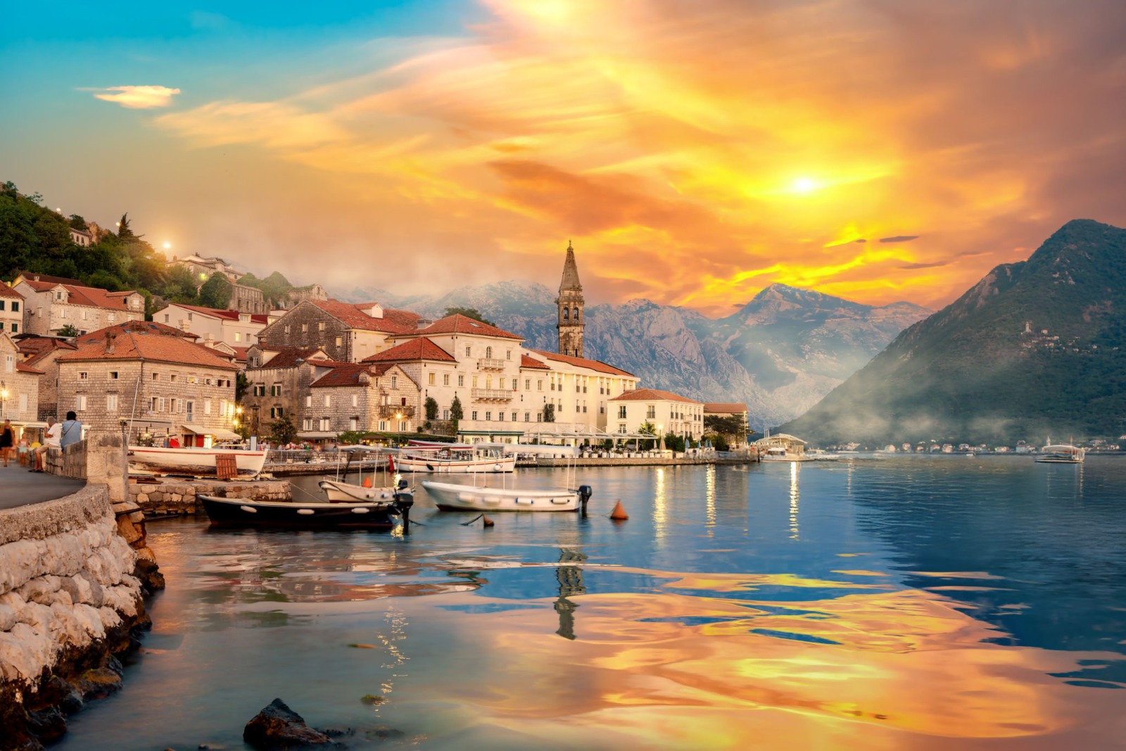 Kotor Körfezi'nde gün batımı manzarası.