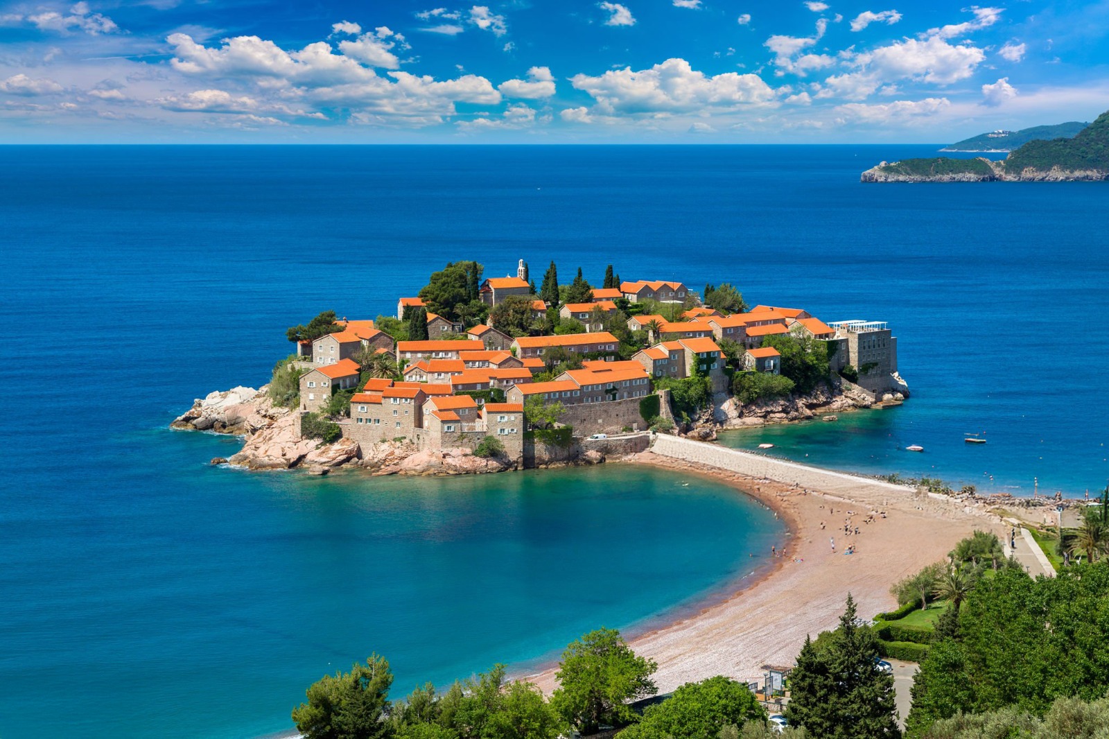 Sveti Stefan Adası, Adriyatik kıyısında manzarası.
