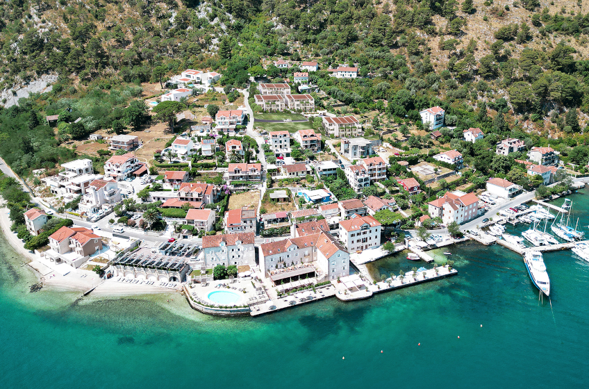 Kotor Miramare projesi deniz manzaralı konum - Karadağ sahilinde modern yaşam.