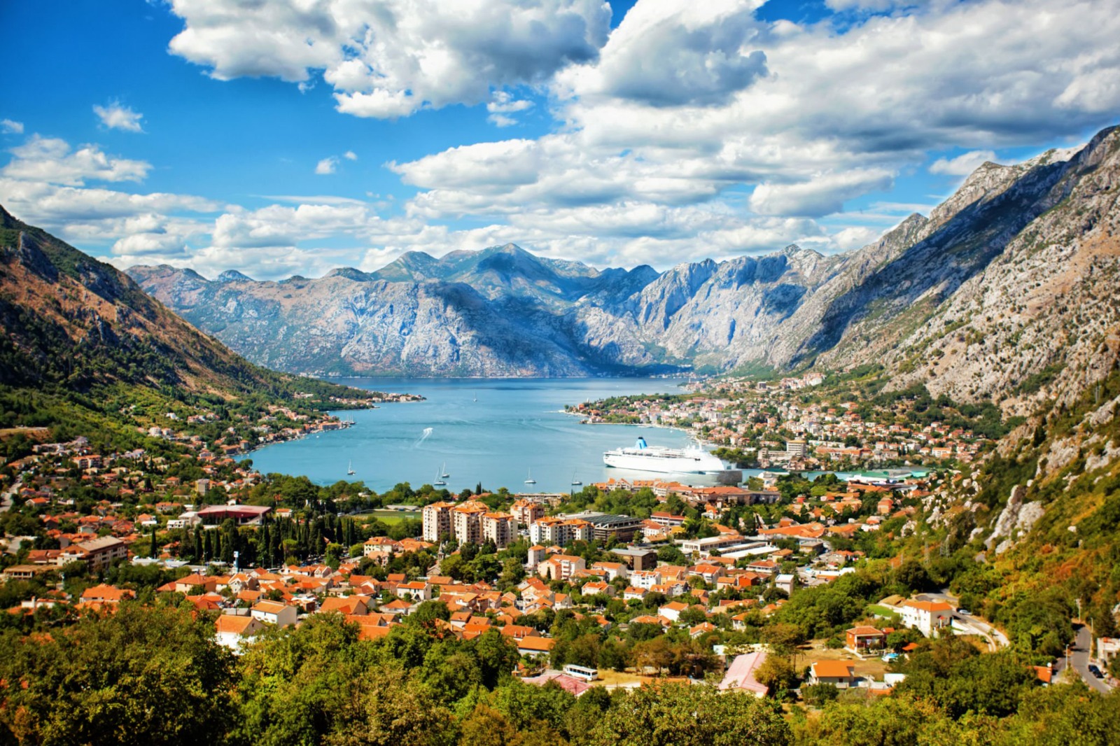 Kotor Körfezi ve dağ manzarası.
