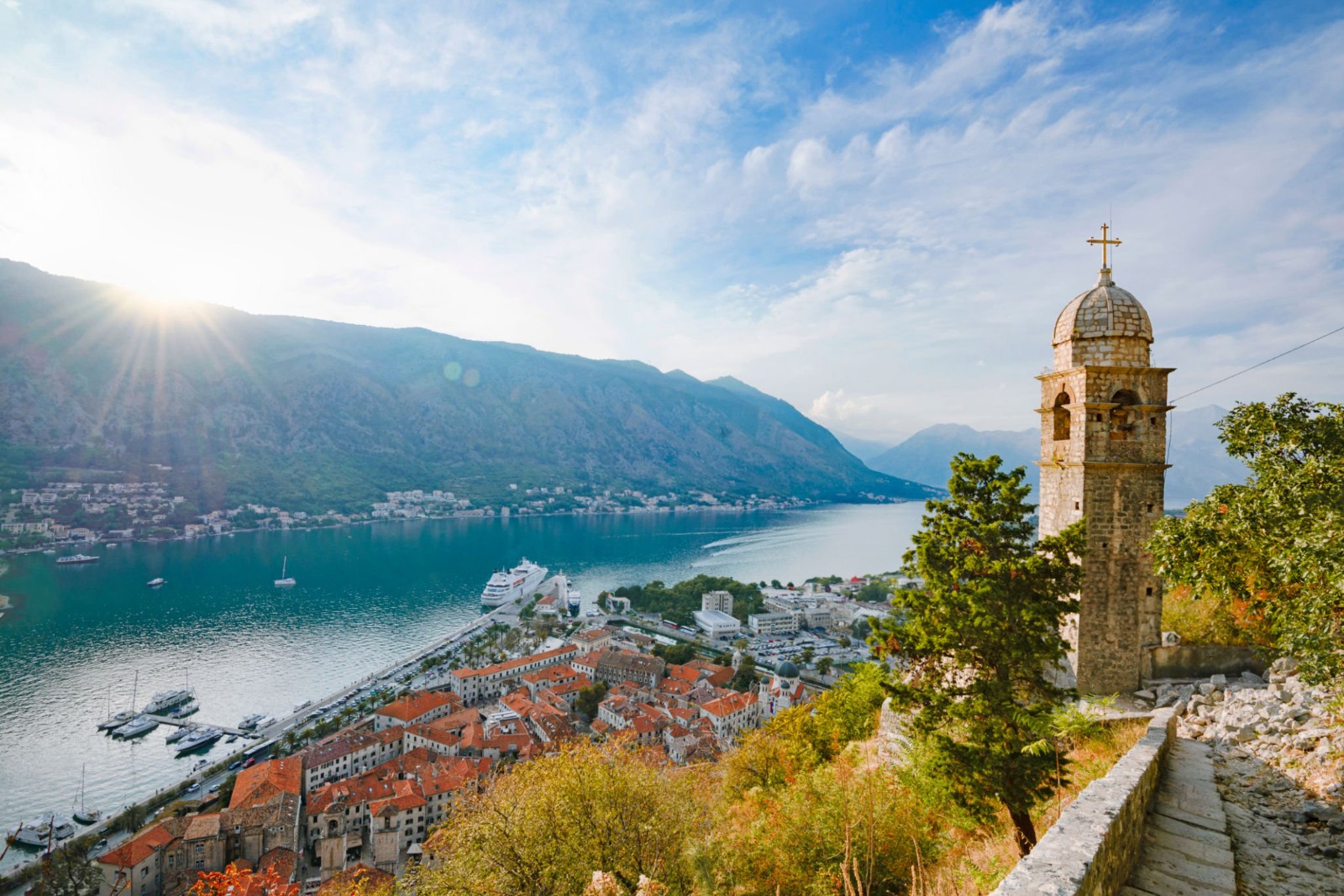 Kotor Eski Kenti ve Körfez manzarası.